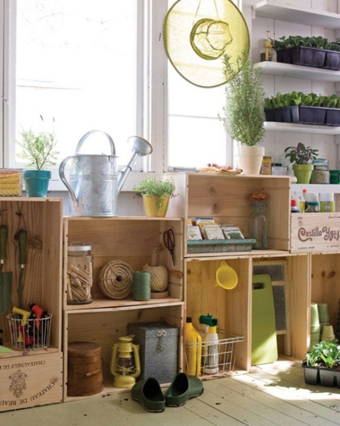 caisse de vin decoration, étagères en bois clair, rangement outils de jardinage dans un garage, plantes vertes, parquet clair, caisse en bois deco
