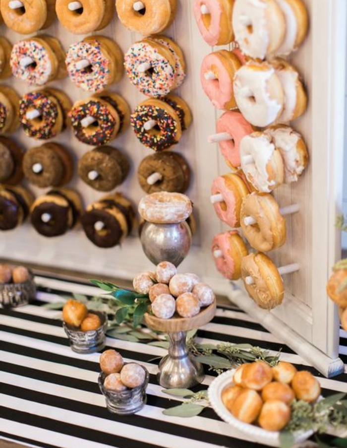 exemple de candy bar mariage avec donuts, beignets, nappe zèbre, idee deco mariage a faire soi meme, étalage gateau