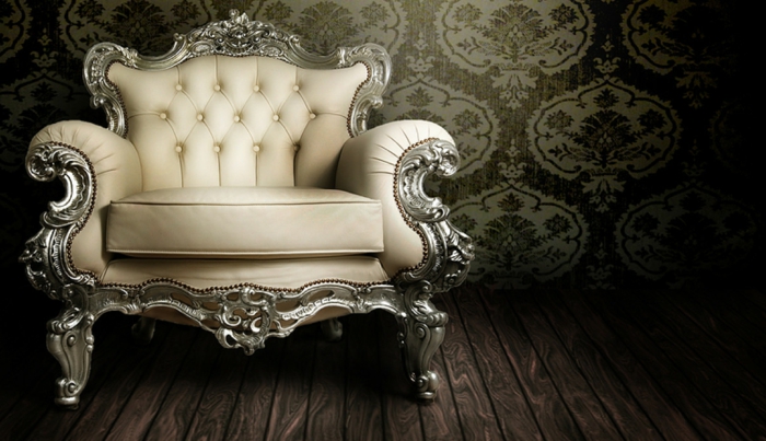 chambre boudoir, murs en damas foncé, chaise beige avec dossier capitonné