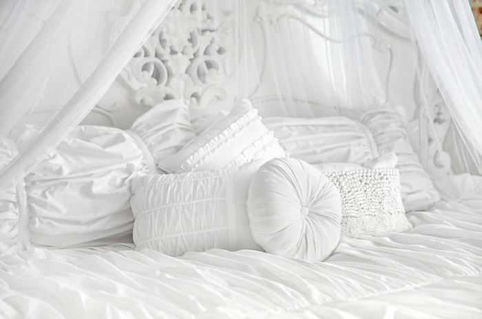 idée déco chambre, murs blancs, couverture de lit en blanc, tête de lit en motifs volutes