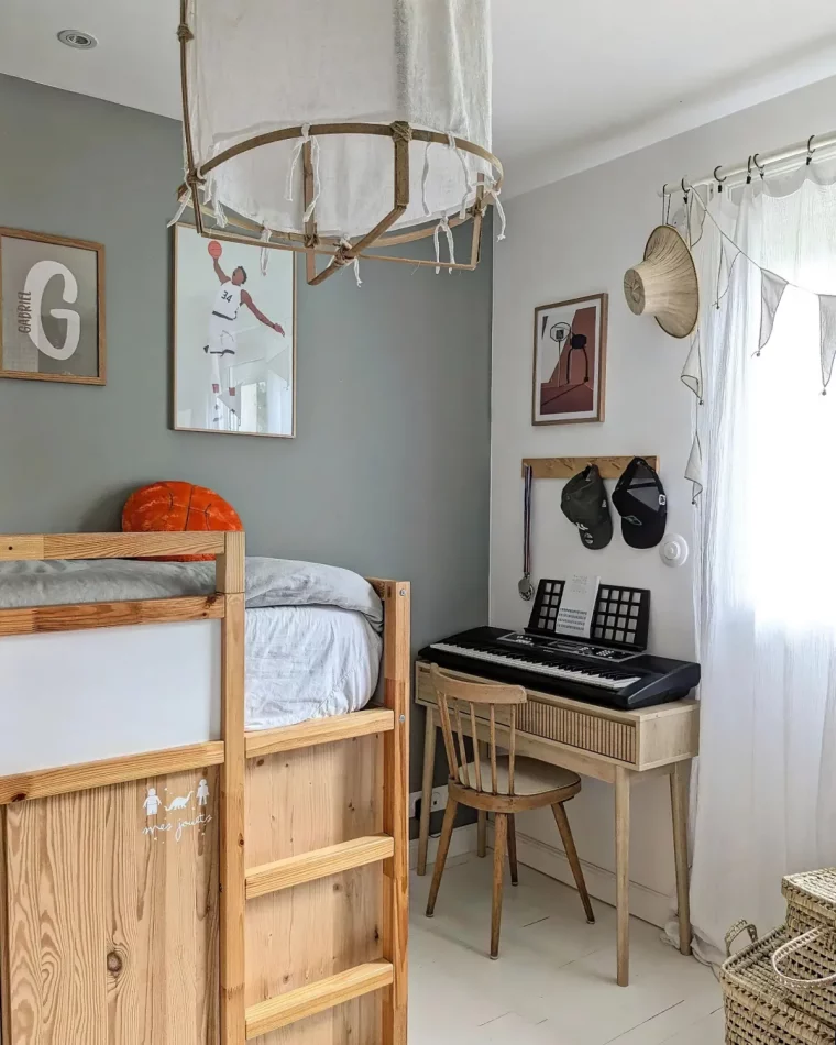 chambre d ado lit avec espace de rangement et escalier