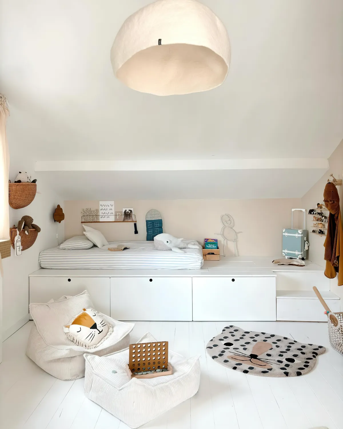 chambre d enfant tout en blanc idee de rangement malin