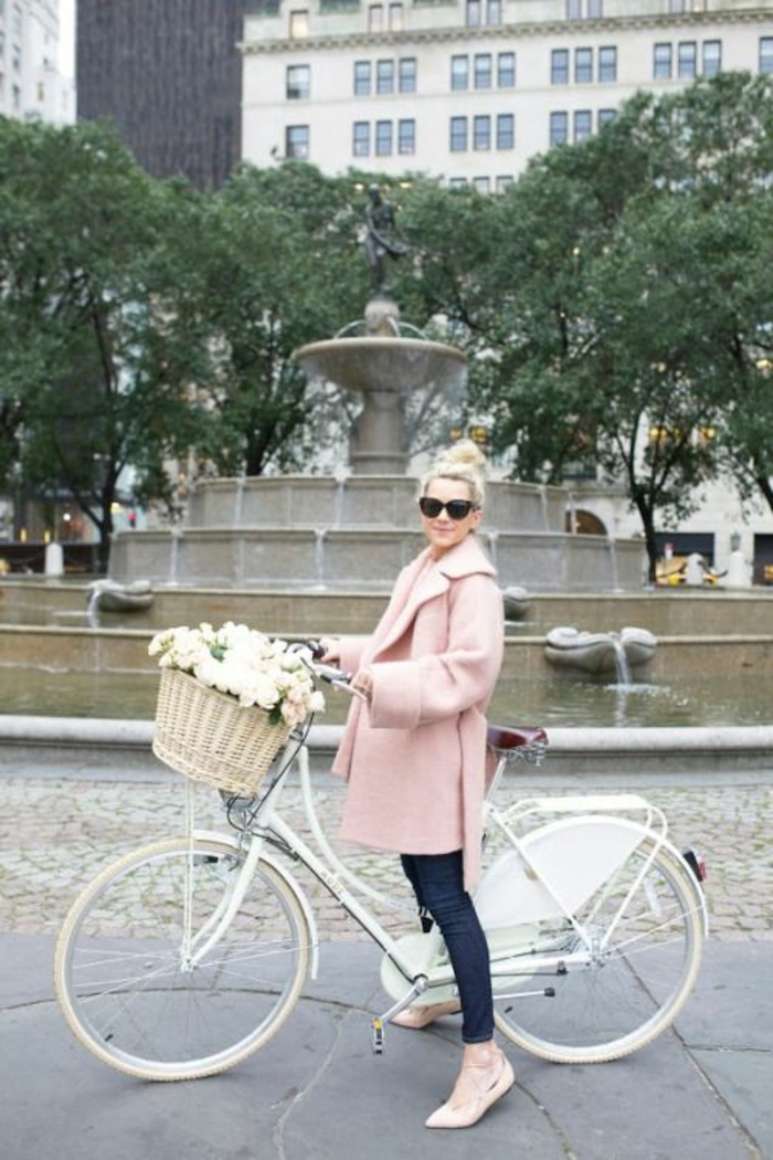 style vestimentaire femme bicyclette blanche fleurs dans basket manteau rose Zara