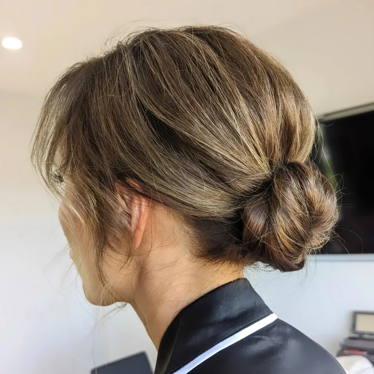 chignon dеcoiffе cheveux fins frange rideau meches tombantes