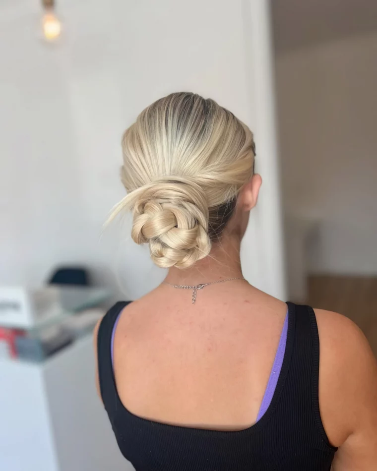 chignon en bas tresse cheveux coloration tendance racines foncees