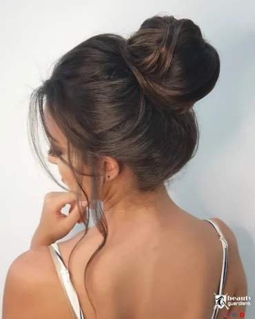 chignon facile sur cheveux long meches tombantes boucles