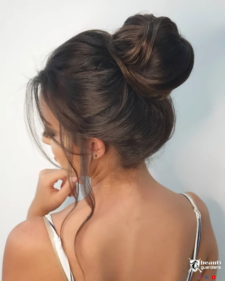 chignon facile sur cheveux long meches tombantes boucles