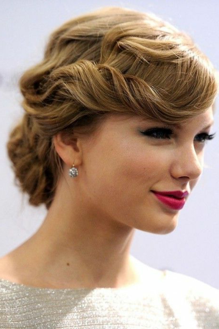 chignon rapide, coiffure élégante de Taylor Swift, chignon bas wavy