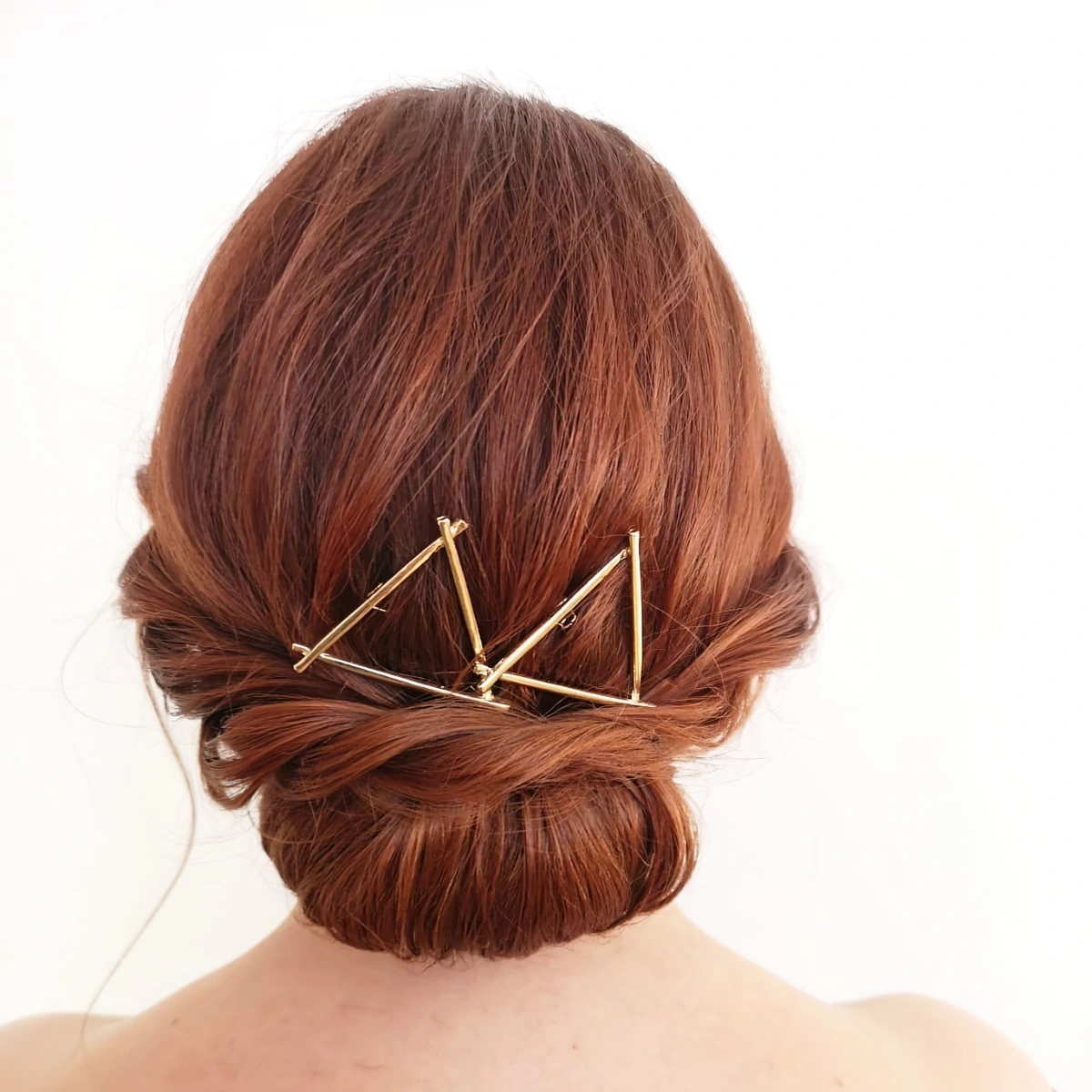 chignon simple et chic accessoire pinces cheveux triangles coloration