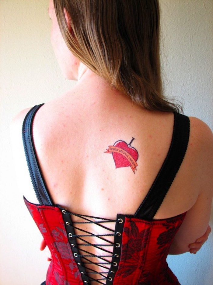 coeur tatouage idée epaule femme rouge dos