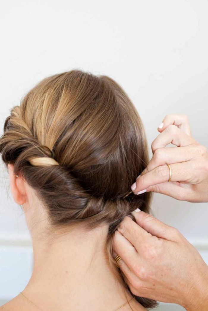coiffure chignon facile, chignon enroulé avec des cheveux chataîns