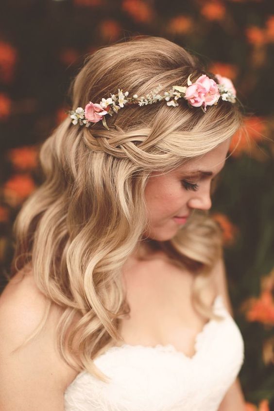 coiffure de mariage, tresse en cascade, couronne de fleurs rose et blanches, robe de mariage blanche, bustier, cheveux blonds legerement bouclés