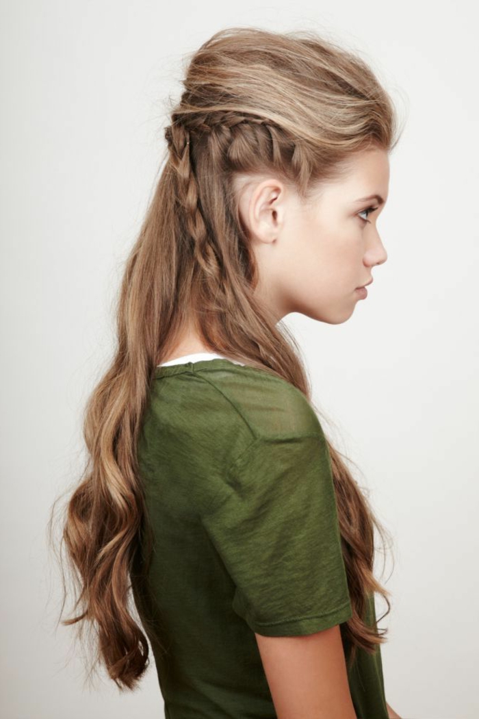 femme viking, volume en haut, cheveux brune bouclés, t-shirt vert, maquillage naturel