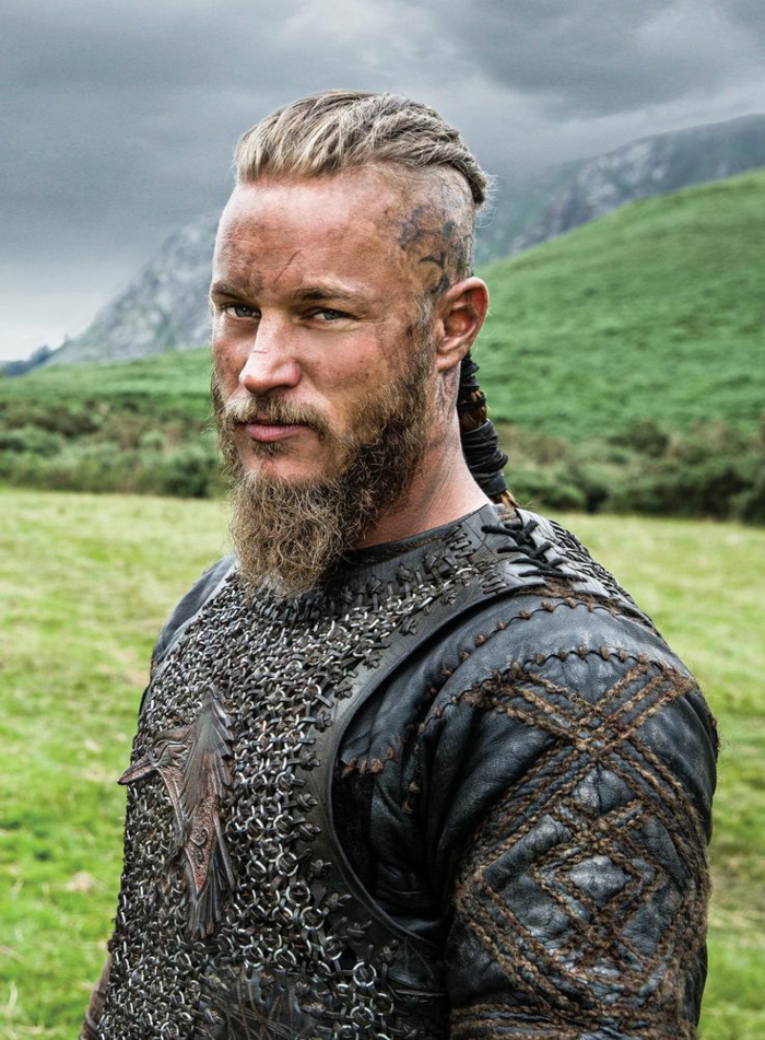  coupe de cheveux viking, tenue celtique, barbe longue, undercut, queue de cheval, Ragnar Lorthbrok