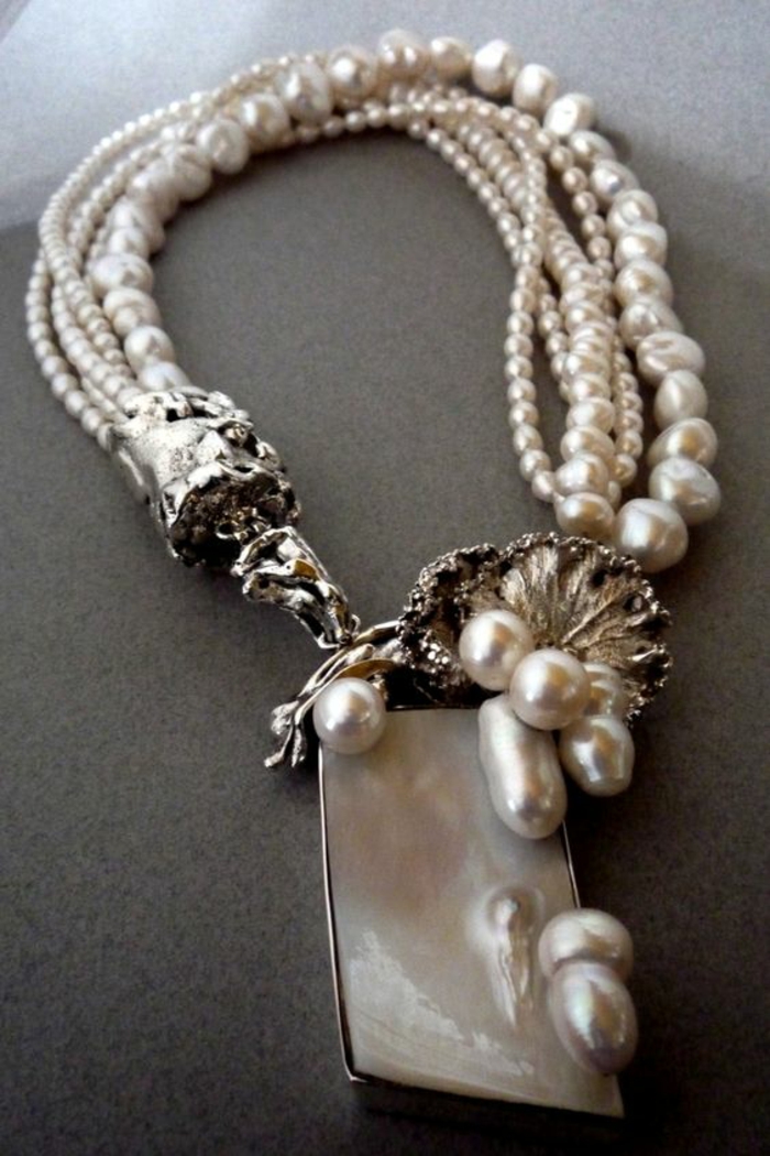 collier en perles en métal imitation argent massif et partie en nacre en forme rectangulaire