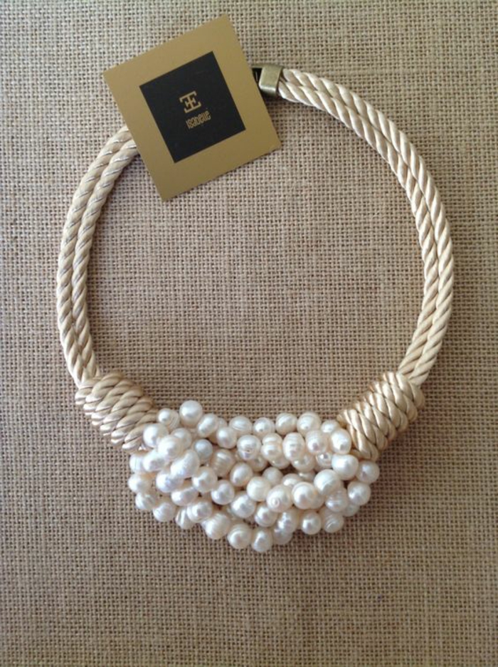 collier en perles avec partie tressée fil en couleur beige ras du cou