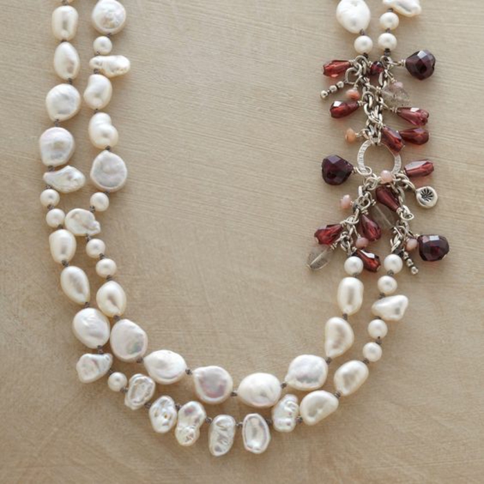collier perles de culture avec des perles en vitre couleur corail et couleur prune