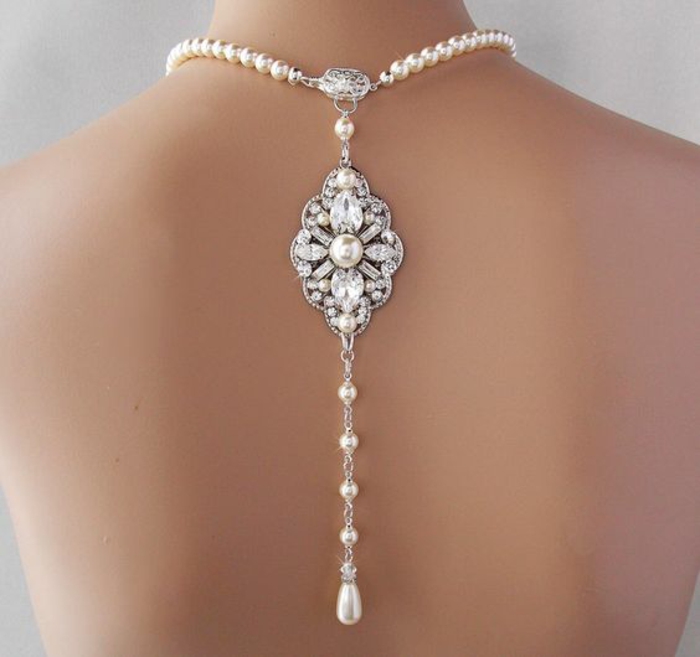 collier en perles avec un élément baroque dans le dos