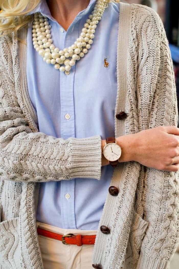 collier de perles avec un chemisier Ralph Lauren en couleur bleue porté avec une montre classique