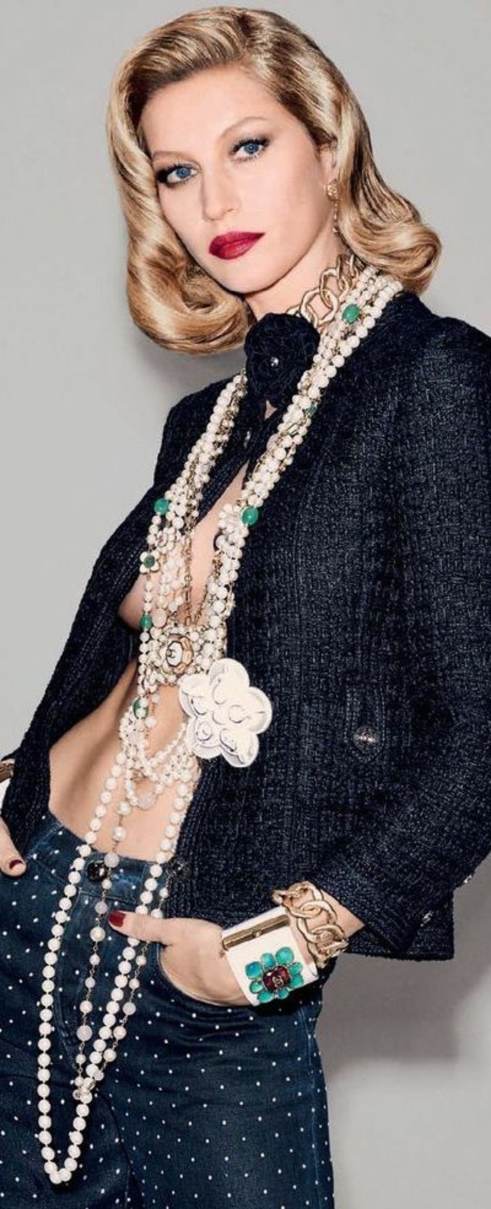 colliers perles de culture Gisèle Bundhen avec une veste style Chanel en noir