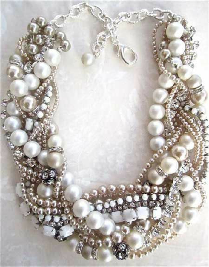 collier perles avec des colliers en strass blanc et de boules métalliques