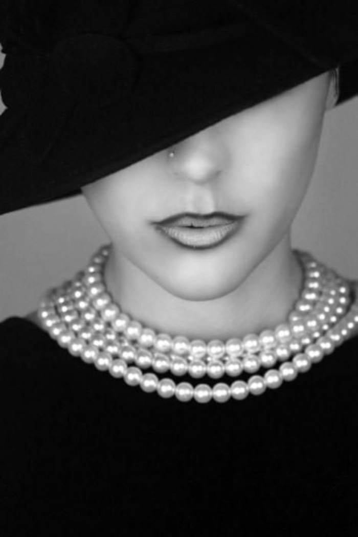 collier perles femme vamp allure classique du noir total avec une grande capeline