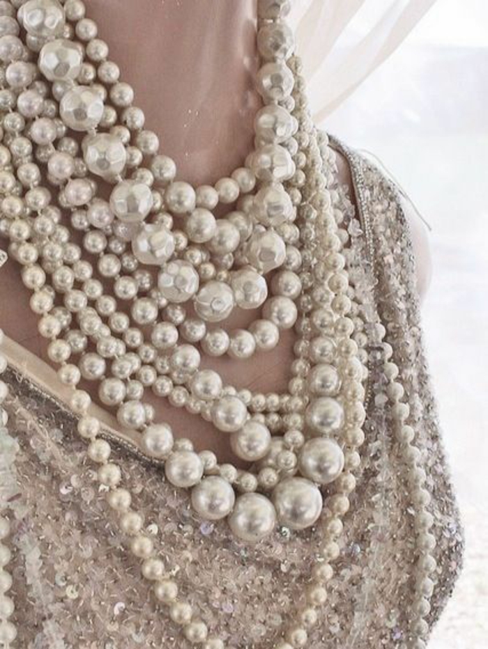 collier en perles toutes tailles avec une tenue en soirée en sequins 