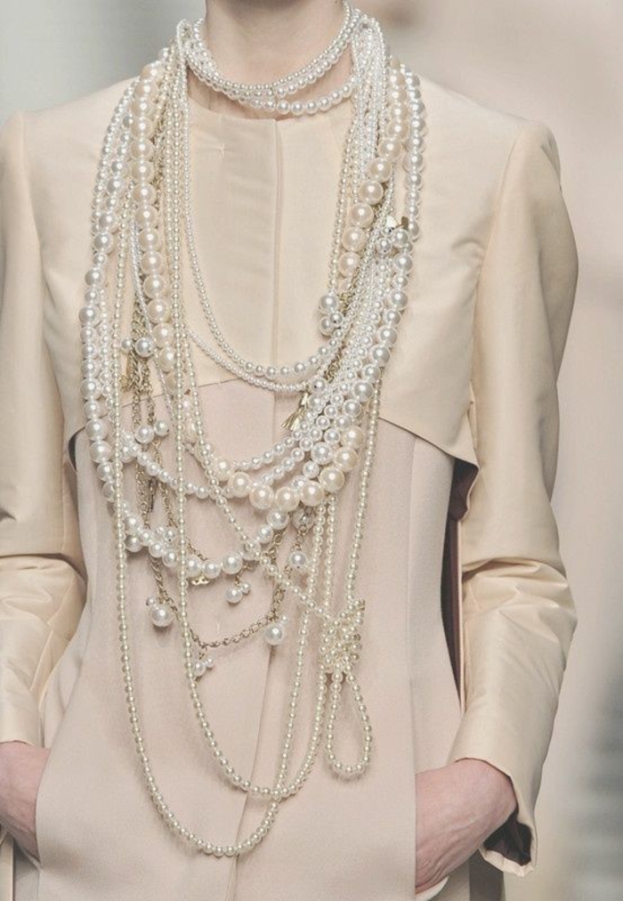 collier de perles toutes tailles et longueurs avec une tenue beige classe