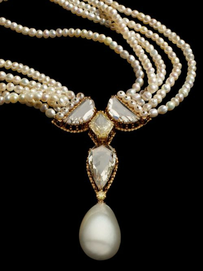 collier de perle se terminant avec une grande perle en forme de goutte 