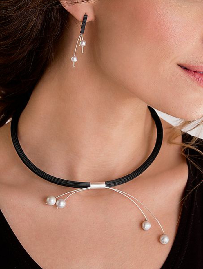 collier de perle ensemble avec des boucles d'oreilles sur fil métallique en noir 