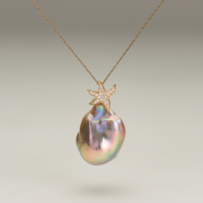 collier en perles de culture aux reflets irisés avec une petite étoile en zirconiums blancs et chaine fine en or