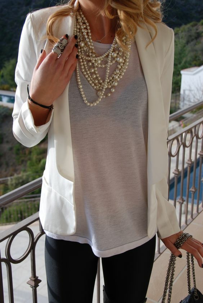 collier perles de culture pour un style décontracté avec pantalon skinny noir et blouse transparente blanche avec un soutien gorge en noir