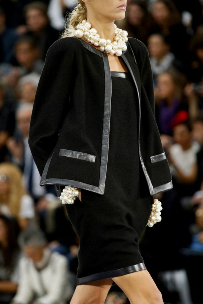 collier perles de culture ensemble avec jupe en noir lignes sublimées en simili cuir 