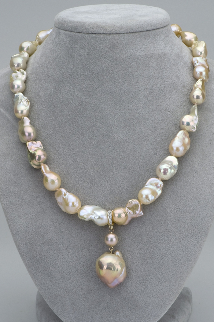 collier avec une perle formes irrégulières en beige et blanc avec des zirconiums