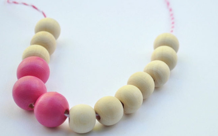 un collier en perles en bois nature et colorées en rose, idée de cadeau fête des mères à fabriquer, bijoux