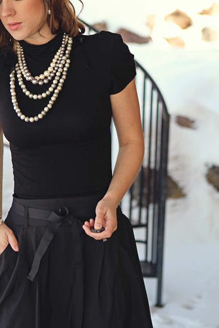collier perle de culture avec jupe et top manches courtes noirs et boucles d'oreilles perles rondes