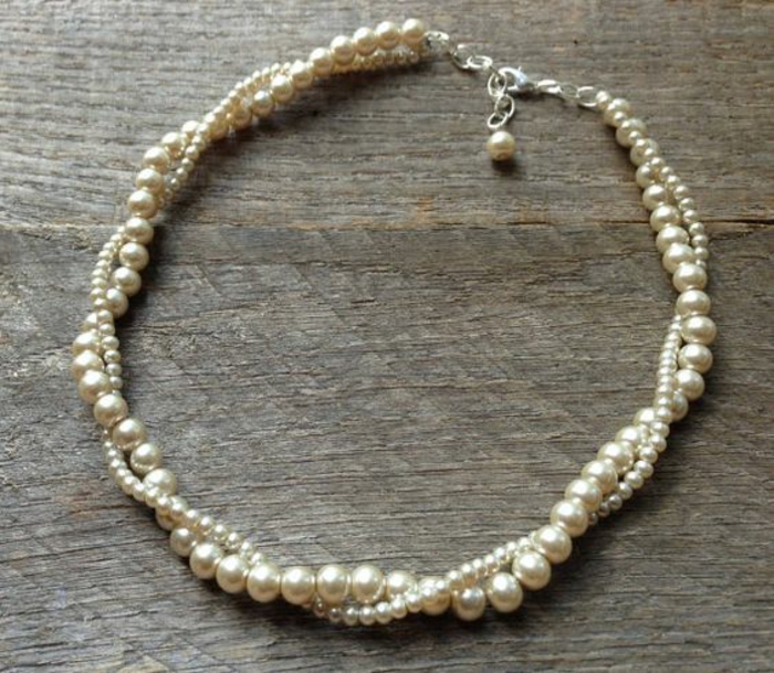 collier de perles blanches ras du cou fermoir une perle délicate deux tours entrelacés