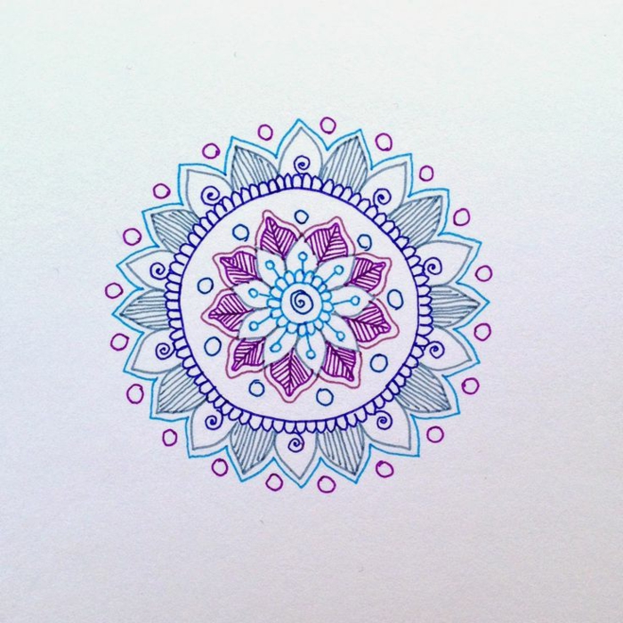 mandala facile a faire, dessin enfant, cercles, feuilles violettes, motifs volutes, papier blanc