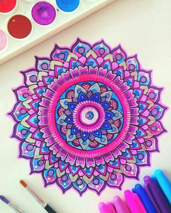 comment dessiner une rosace, aquarelle, mandala à motifs floraux, crayons, pinceaux, mandala violette