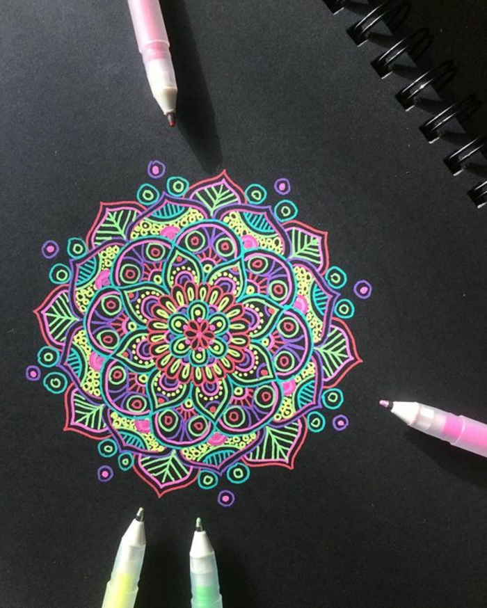mandala facile a faire, cahier noir, crayons, mandala multicolore, motifs floraux