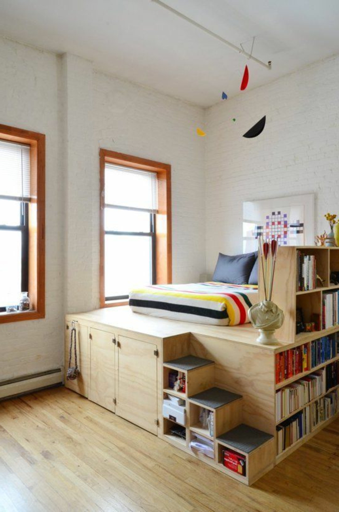 comment aménager une petite chambre, lit bibliothèque en bois avec petit escalier 