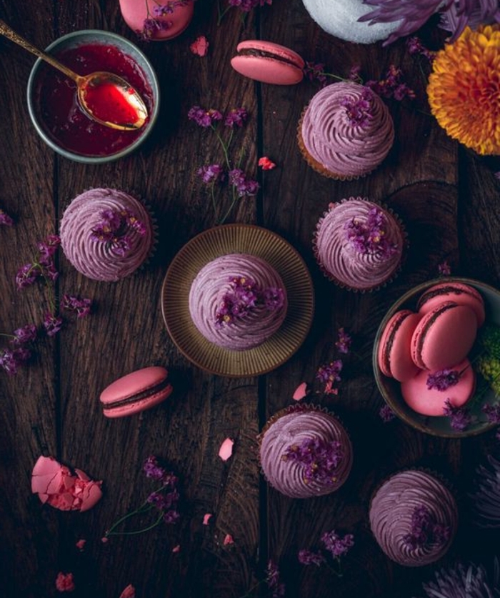comment dresser une table pose thé, cupcakes yaourt et citron, avec confiture framboise, glacage couleur mauve, macarons rose, thé, fleurs