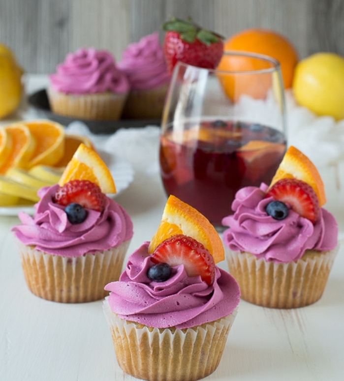 comment faire des cupcakes sangria, glacage cupcake aux myrtilles, decoration de fruits, fraises et orange