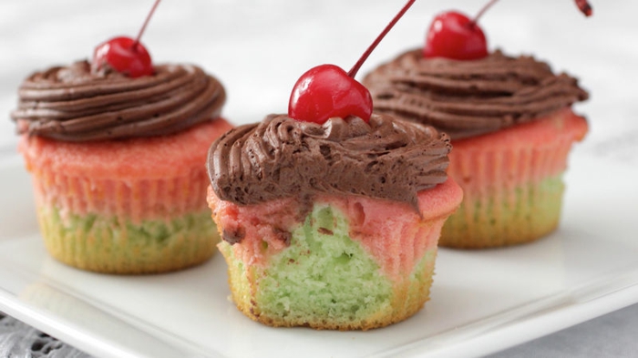 modèle de cupcakes à la menthe et cerise, glacage crème cacao et décoration de cerises sucrées, comment faire des cupcakes