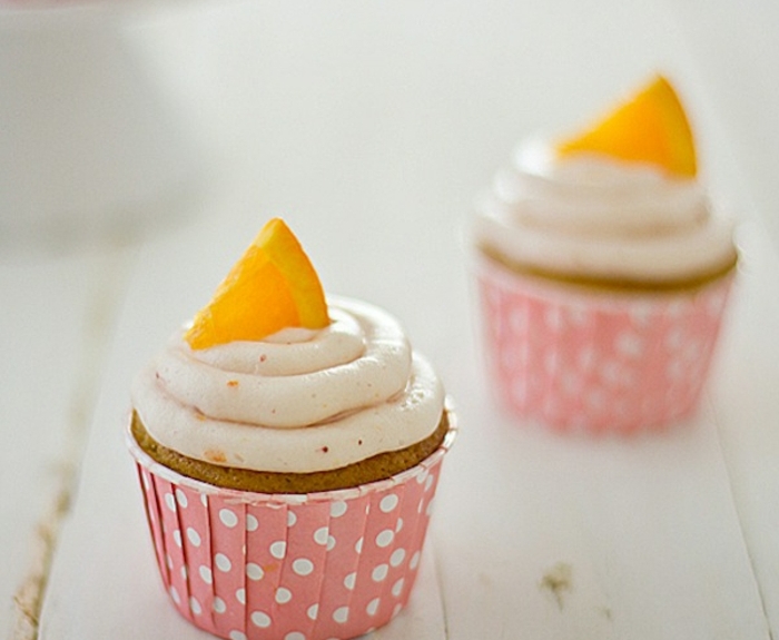 comment faire des cupcakes à la fraise, glacage crème à la vanille avec zeste orange et décoration de tranches d orange