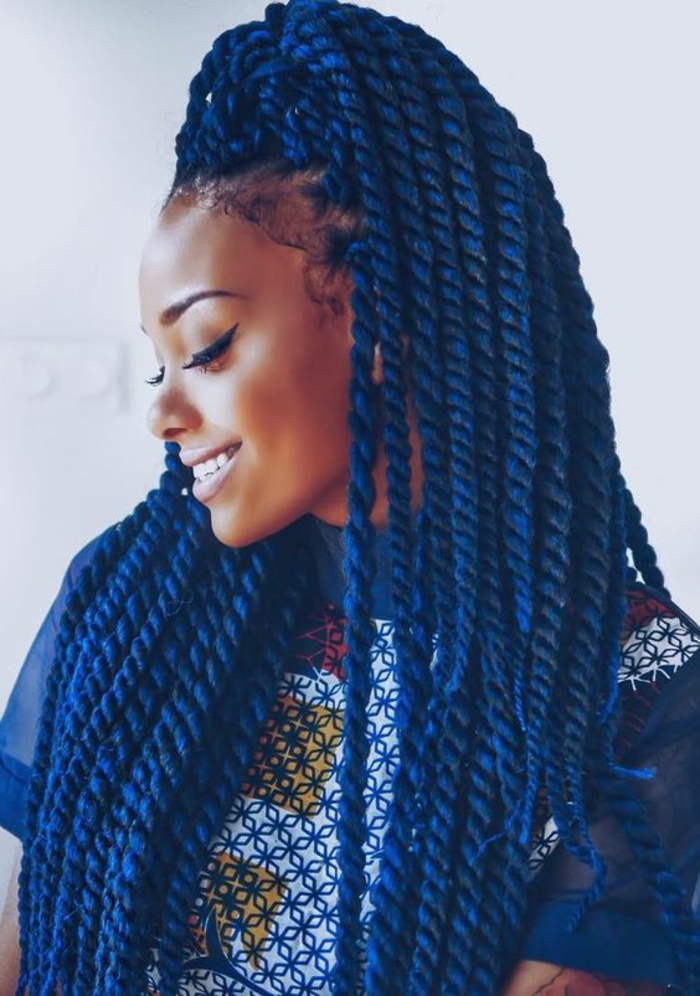 idée de coiffure femme afro tendance, tresses africaine, cheveix couleur bleue, cheveux crépus, tenue swag