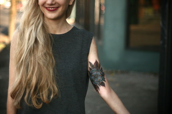 Le tatouage fleur poignet tatouage couleur femme