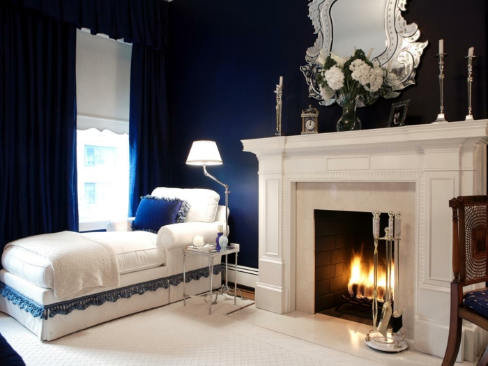 decoration interieur, murs bleus, rideaux bleu foncé, miroir en argent, bougeoirs en argent, tapis blanc