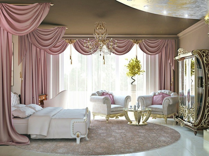 chambre boudoir, rideaux rose cendré, lit blanc, tapis rond, fauteuils damassés, grande fenêtre