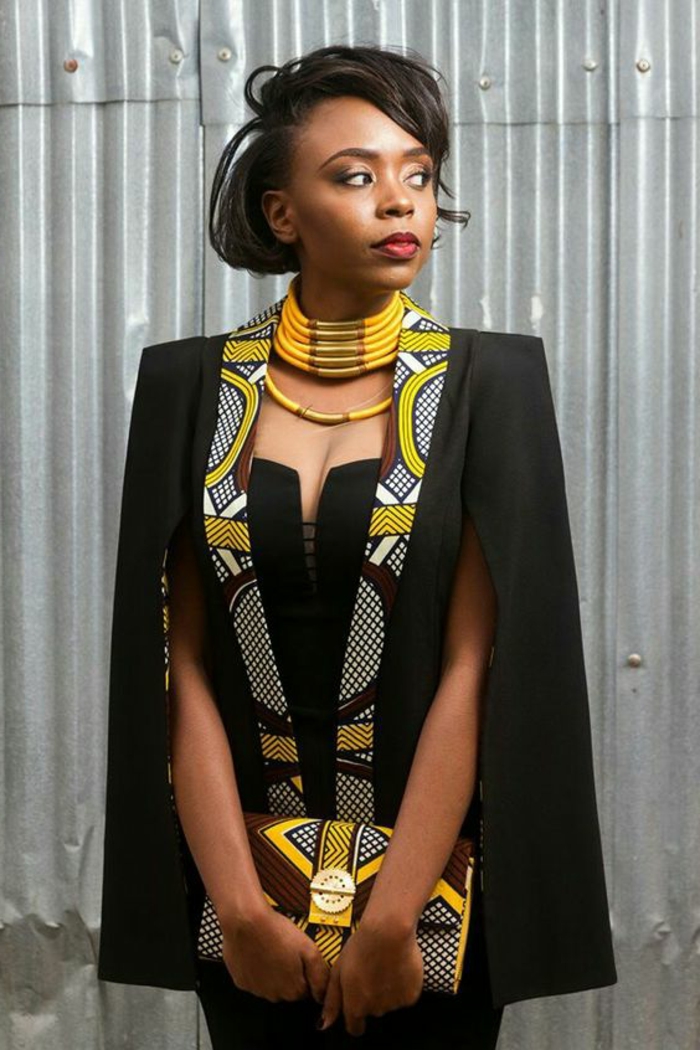 couture africaine, robe bustier, collier ethnique jaune, manteau cape 
